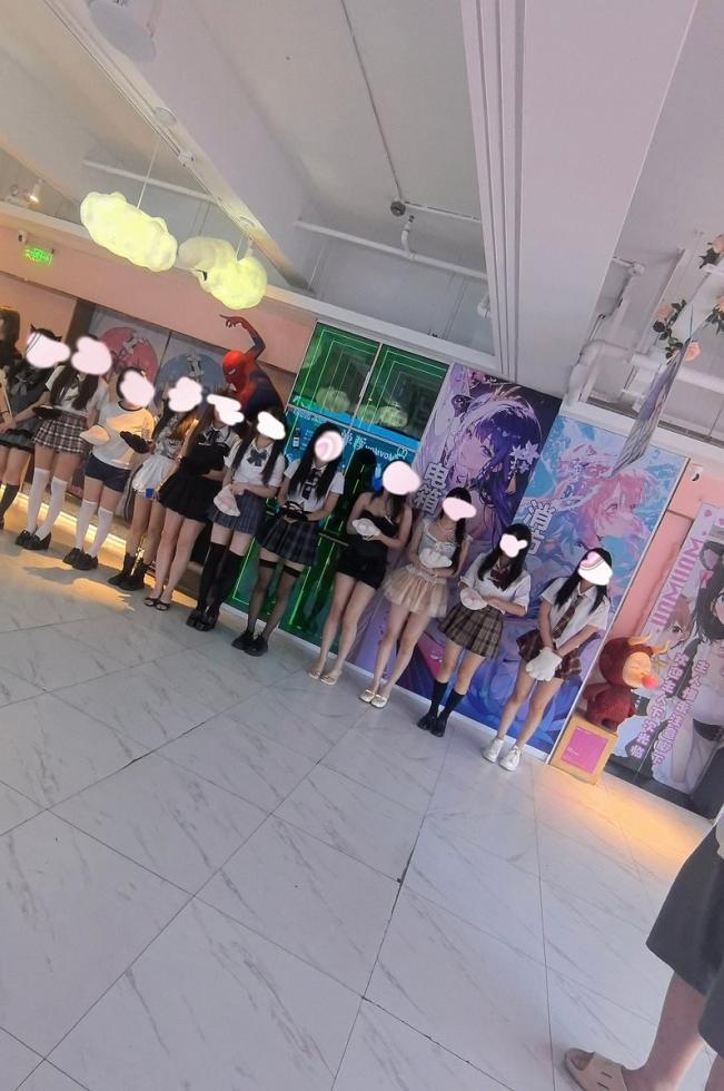 女仆版选人现场。。我真的好尴尬没人要告诉我得站在舞台上选人啊啊啊啊。。
带门槛哥来玩的 我根本就不敢上前选 就悄咪咪告诉老板想选谁都是0405的妹妹
 选了三个妹妹一个半小时1800（正常桌游）但其实到妹妹手上也就两百多三百多